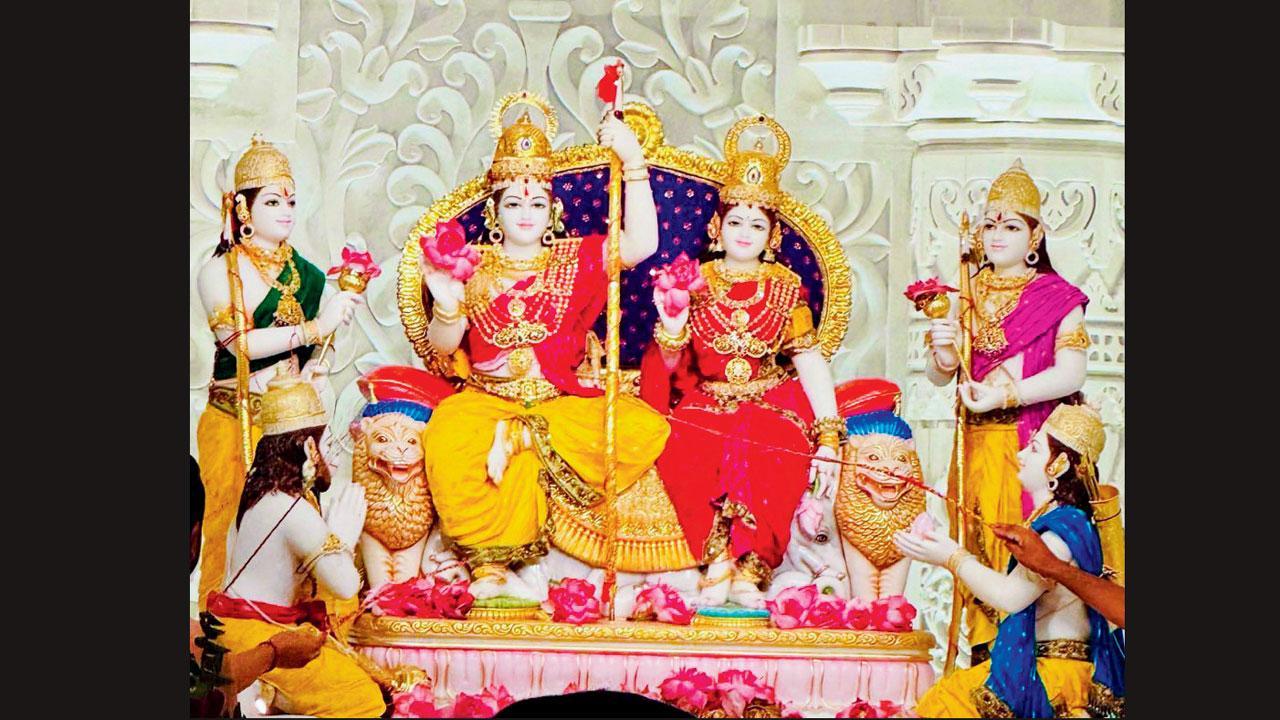 ગઈ કાલે રામ દરબારની પ્રાણપ્રતિષ્ઠા દરમ્યાન મુખ્ય પ્રધાન યોગી આદિત્યનાથ અને અન્ય મહાનુભાવો.