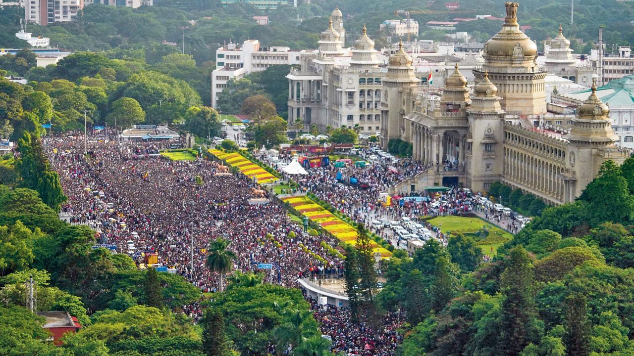 વિધાનભવનની બહાર એકઠા થયેલા લોકો.