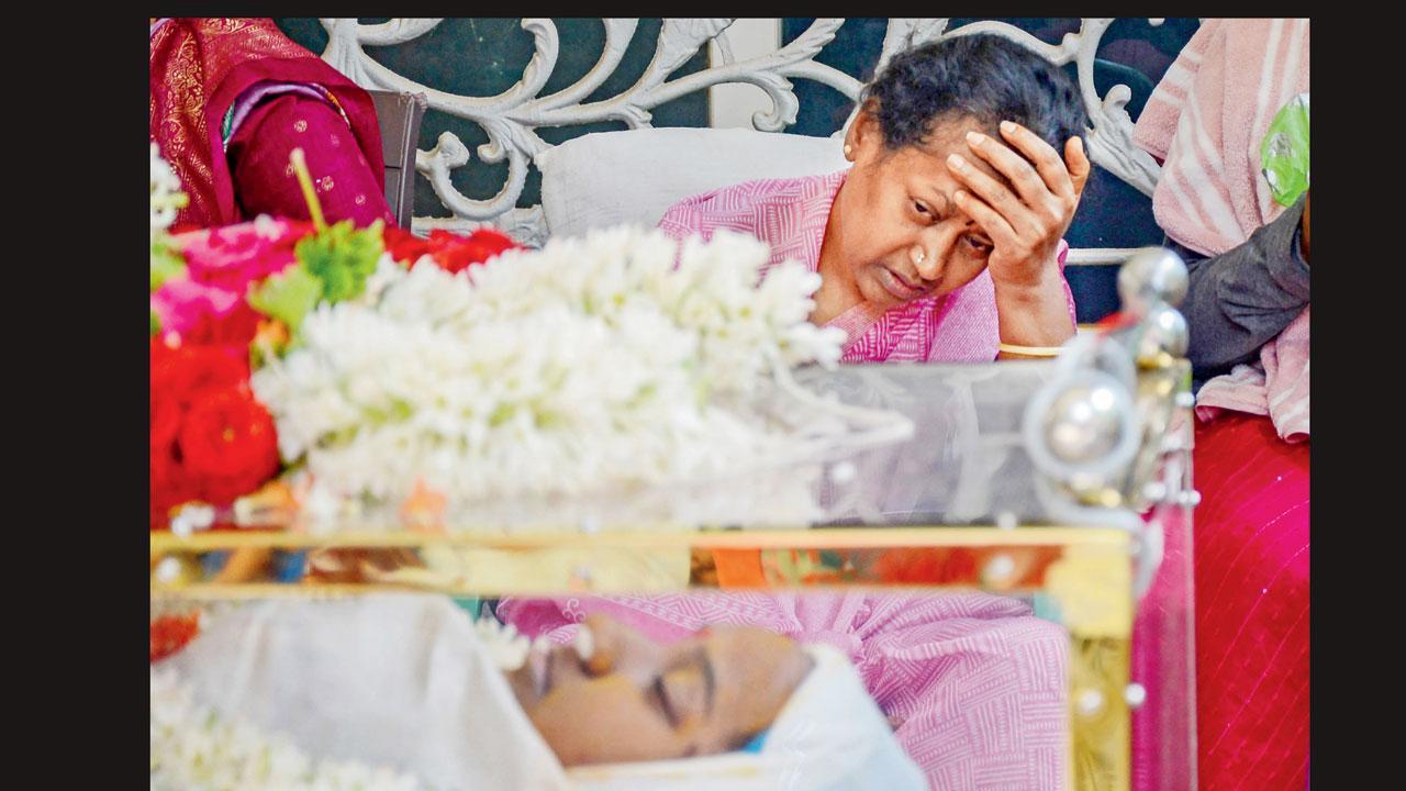 નાસભાગમાં જીવ ગુમાવનારી બાળકીના મૃતદેહ પાસે બેઠેલાં તેનાં દાદી.