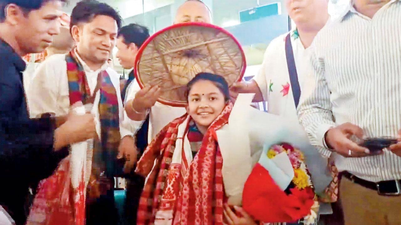 બિનિતા છેત્રી ગઈ કાલે ગુવાહાટી પહોંચી ત્યારે તેનું ભવ્ય સ્વાગત થયું હતું.