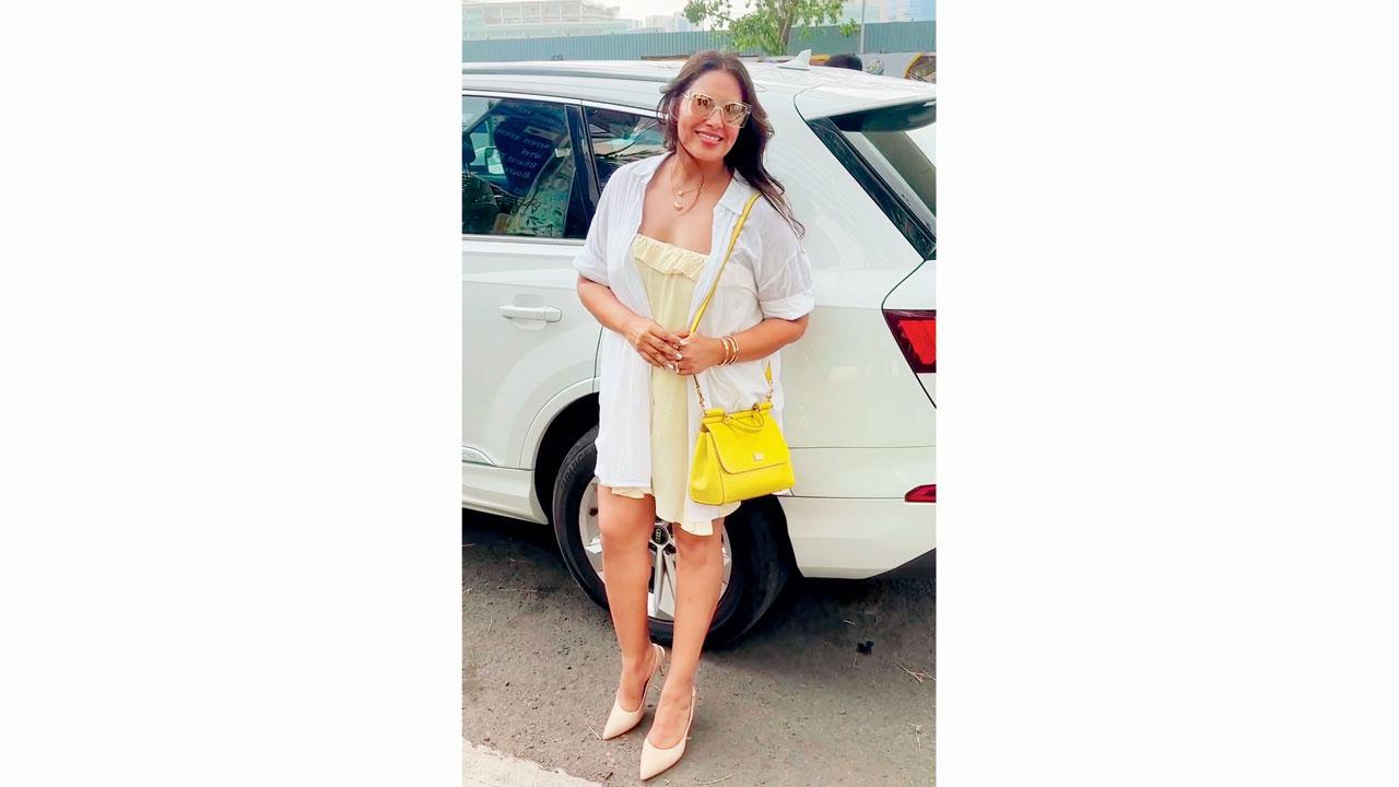 હાલમાં બિપાશા પરિવાર સાથે આઉટિંગમાં ગઈ હતી અને એના આ વાઇરલ વિડિયોમાં તેણે એક શૉર્ટ લૂઝ ડ્રેસ પહેર્યો છે