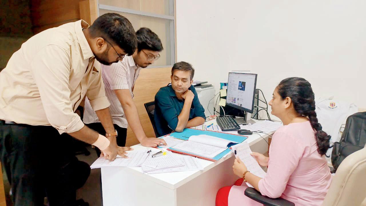 DNA મૅચિંગની કામગીરી કરી રહેલા ડૉ. વિશાલ મેવાડા અને તેમની ટીમ.