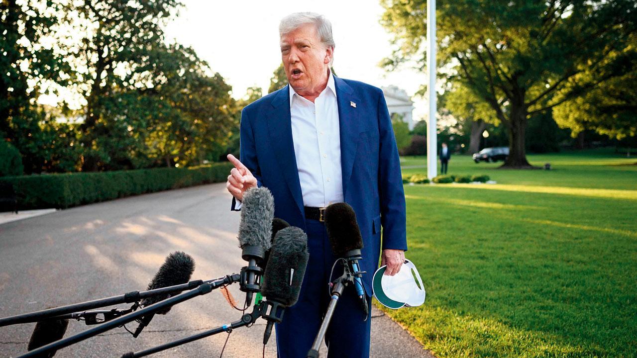 ગઈ કાલે વાઇટ હાઉસની લૉનમાં મીડિયા સાથે વાત કરતા ડોનલ્ડ ટ્રમ્પ.