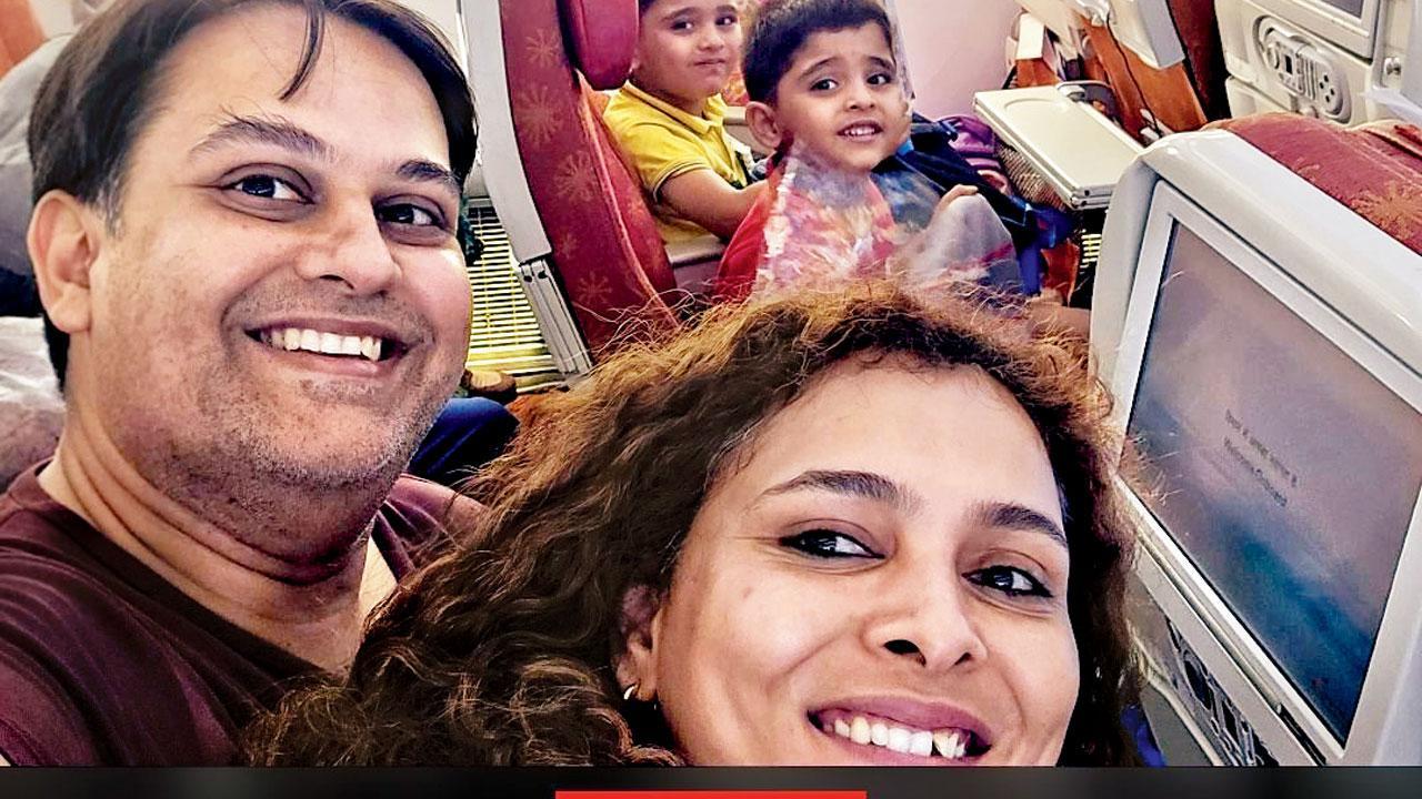 બાંસવાડાનાં પ્રતીક જોશીએ પત્ની અને ત્રણ સંતાનો સાથેનો પ્લેનમાં લીધેલો પોતાનો છેલ્લો સેલ્ફી. 