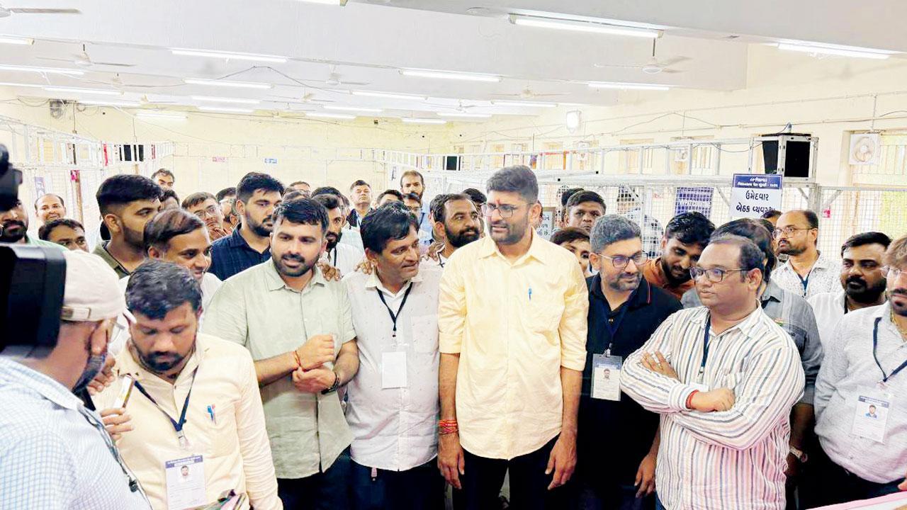 જીત બાદ સમર્થકો સાથે ગોપાલ ઇટાલિયા. (યલો શર્ટમાં વચ્ચે)