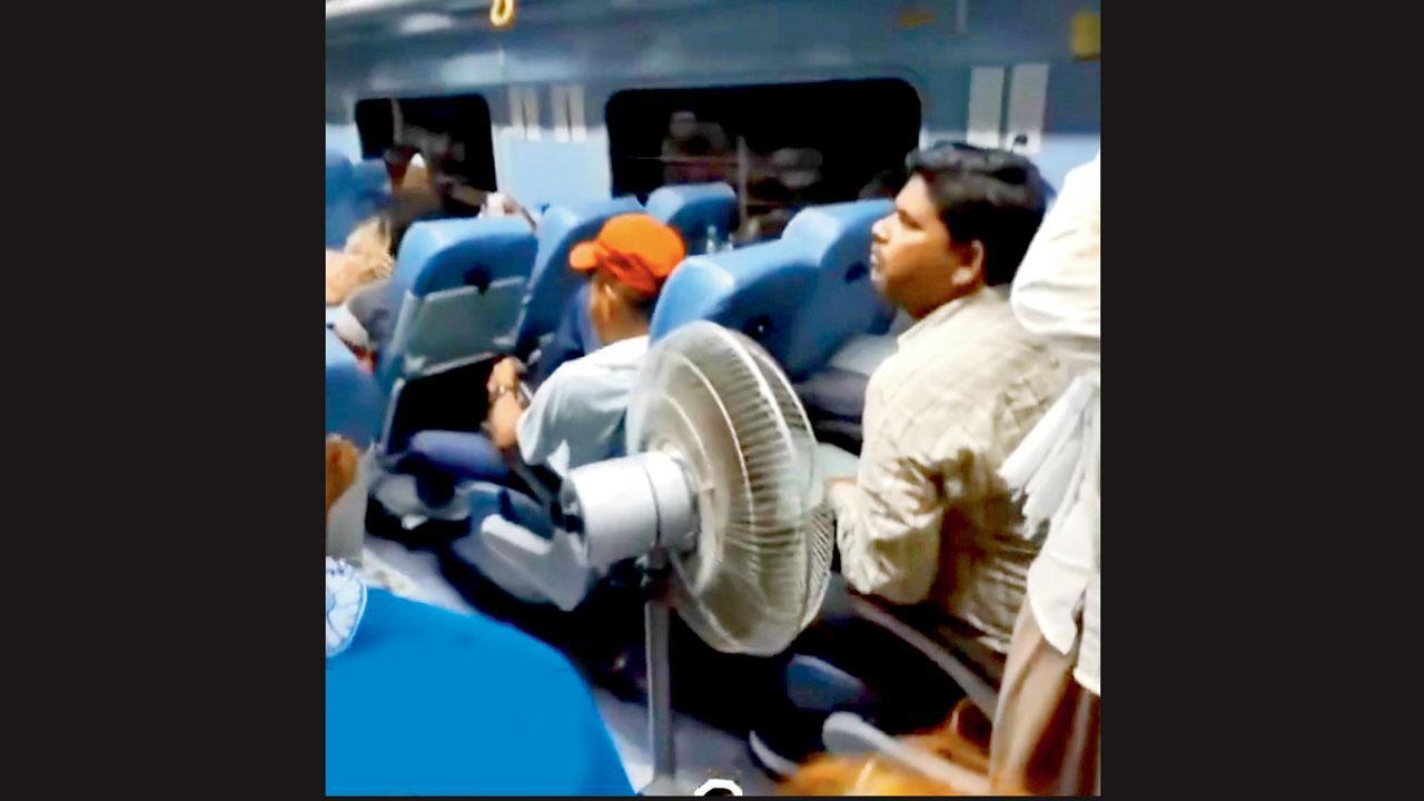 ટ્રેનમાં પર્સનલ પંખો લઈને પહોંચી ગયો