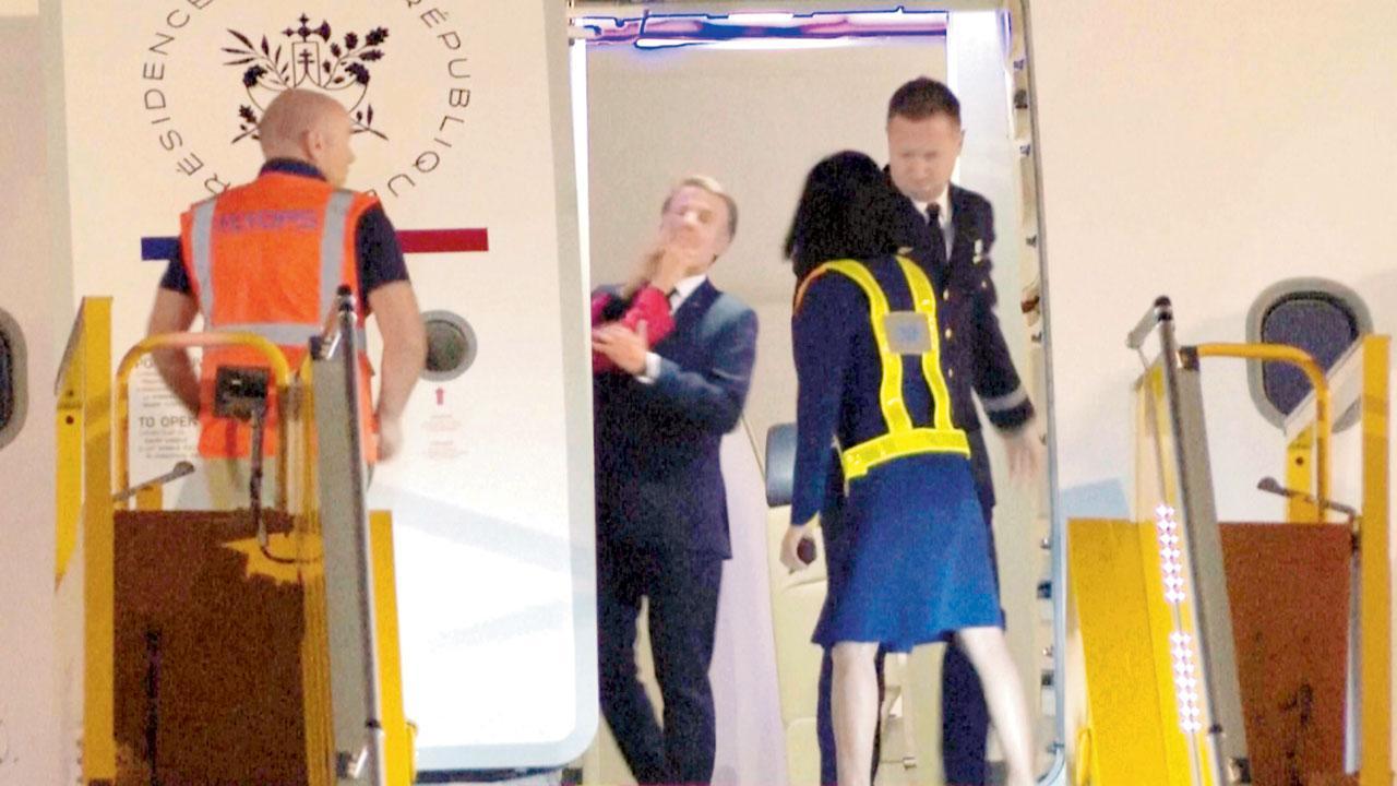 ફ્રાન્સના પ્રેસિડન્ટ ઇમૅન્યુઅલ મૅક્રૉનને તેમની પત્ની બ્રિજિટ થપ્પડ મારી રહી છે એવા વાઇરલ થયેલા વિડિયોની તસવીર