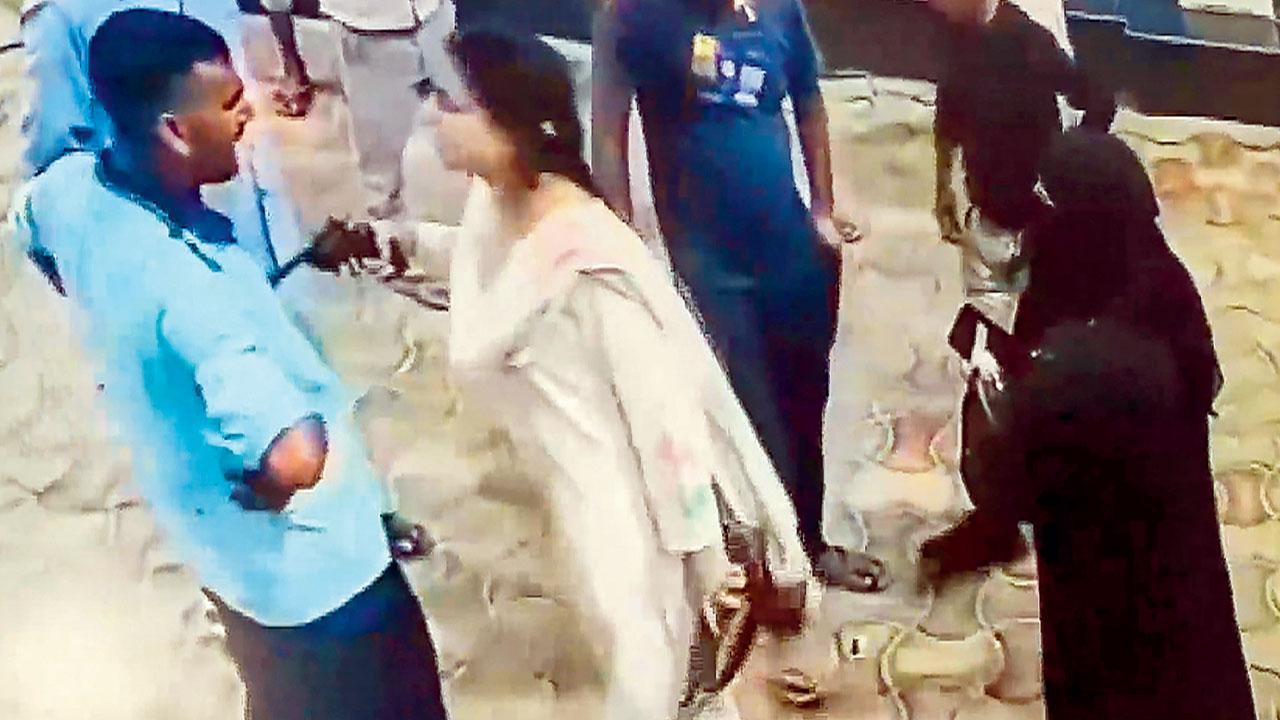 એક મહિલાએ પેટ્રોલ પમ્પના કર્મચારી રજનીશ કુમારની સામે લાઇસન્સવાળી રિવૉલ્વર તાકી દીધી