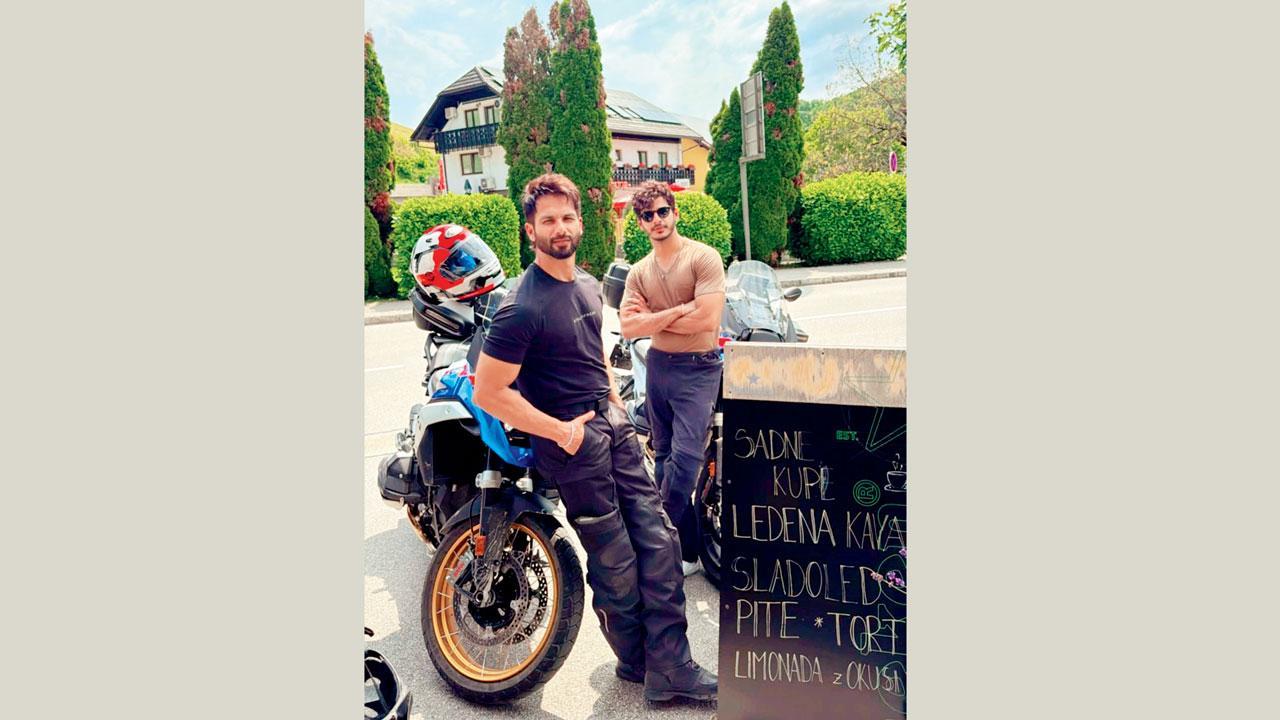 એક ફોટોમાં બન્ને ભાઈઓ બાઇક સાથે ઊભેલા છે