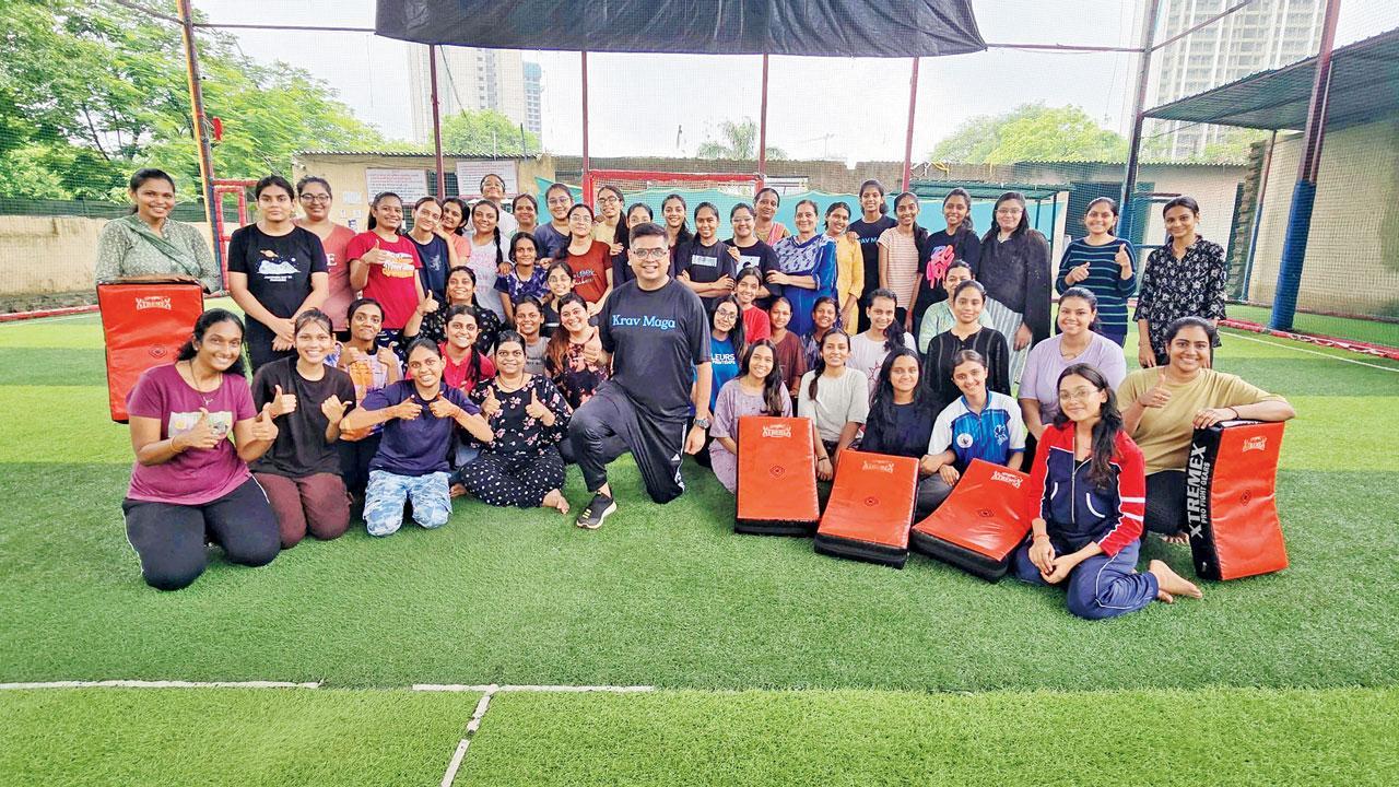 ડોમ્બિવલીમાં આયોજિત ક્રવ મગા સેલ્ફ-ડિફેન્સ વર્કશૉપમાં મહિલાઓએ ટ્રેઇનિંગ લીધી હતી.