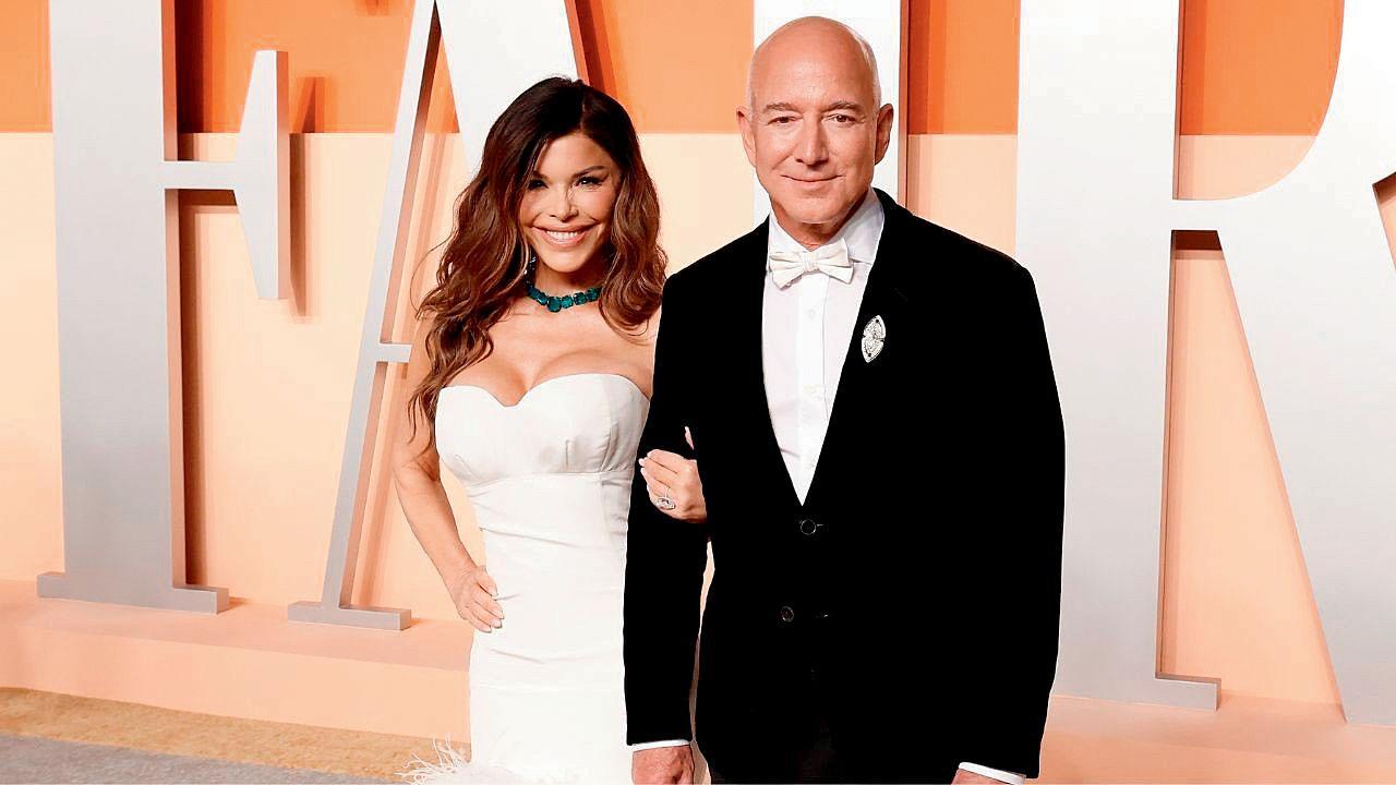 ૬૧ વર્ષના જેફ બેઝોસ અને તેમની ફિયાન્સે પંચાવન વર્ષની લૉરેન સાંચેઝ