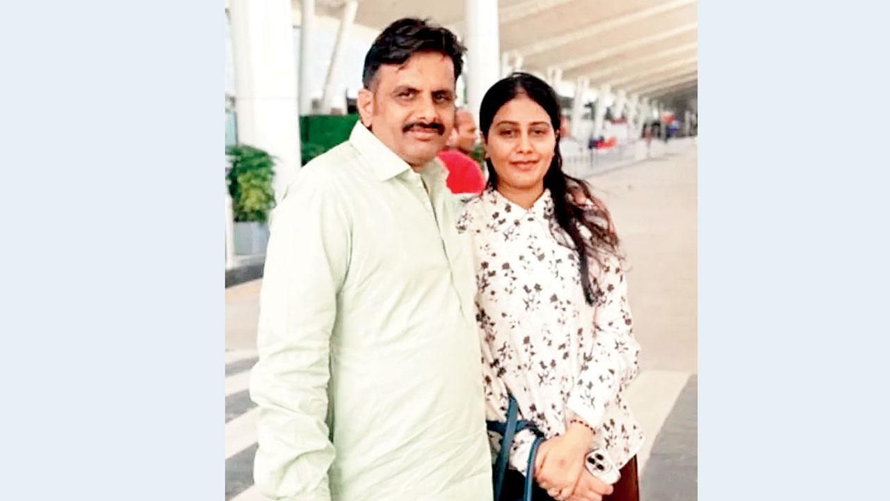 ગઈ કાલે અમદાવાદ ઍરપોર્ટ પર પપ્પા સાથે ખુશ્બૂ રાજપુરોહિત.