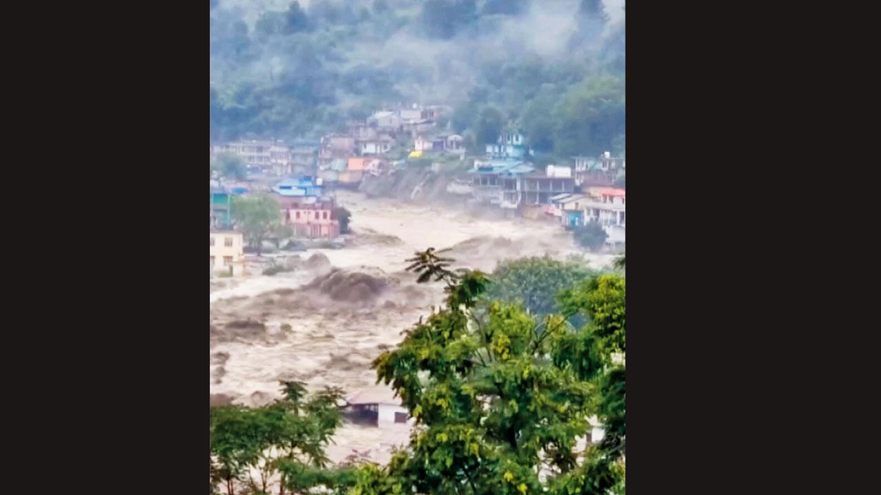 ગઈ કાલે કુલ્લુ જિલ્લાની સૈંજ વૅલીમાંથી વહેતું નદીનું પાણી.