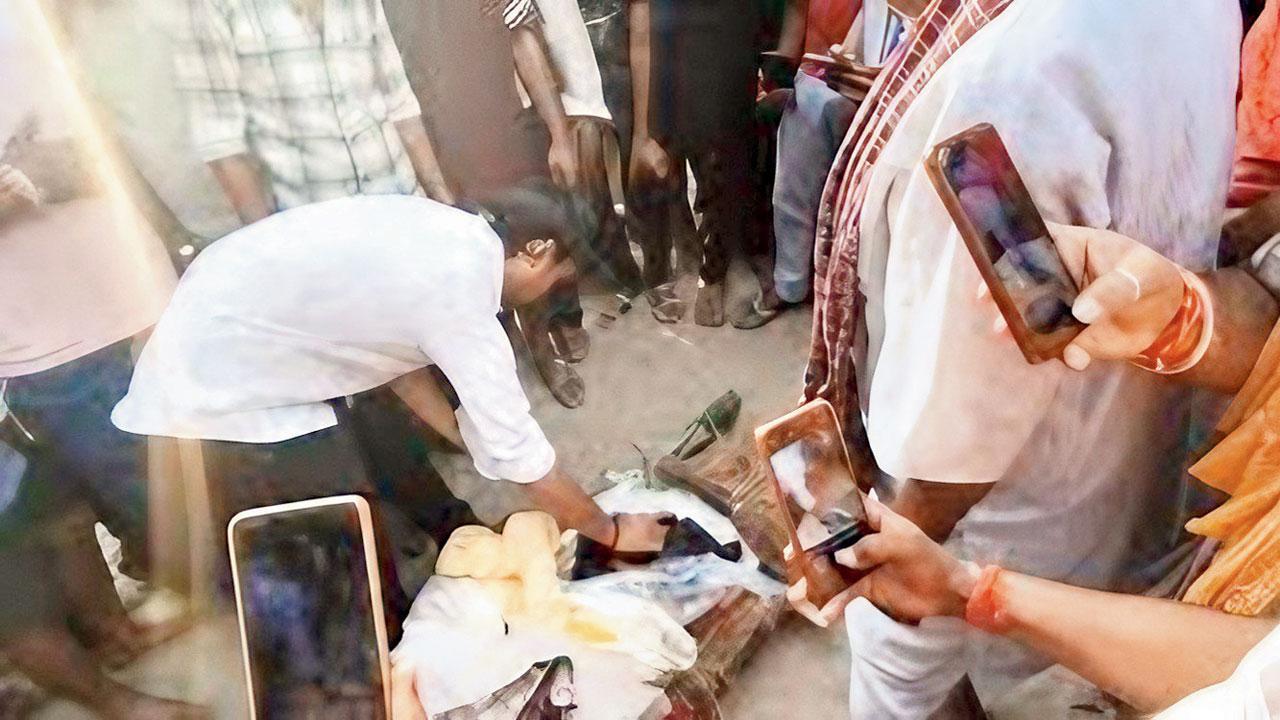 પ્રેમિકાના મૃત્યુ બાદ તેના શબ સાથે કર્યાં લગ્ન, સેંથામાં સિંદૂર પૂરીને પતિ તરીકે અગ્નિદાહ આપ્યો