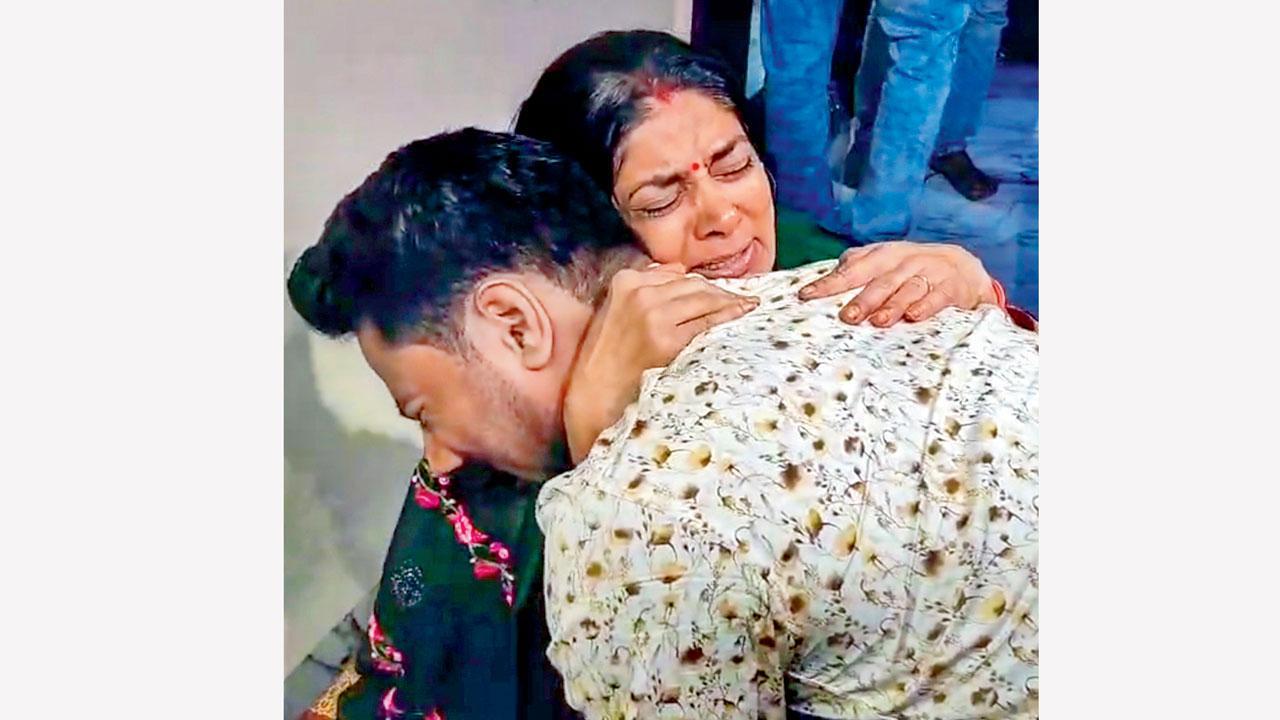 ગઈ કાલે ઇન્દોરમાં રાજા રઘુવંશીનાં મમ્મીને ભેટીને રડતો સોનમનો ભાઈ ગોવિંદ. ત્યાર પછી તેણે ​મીડિયા સાથે વાત કરી હતી.