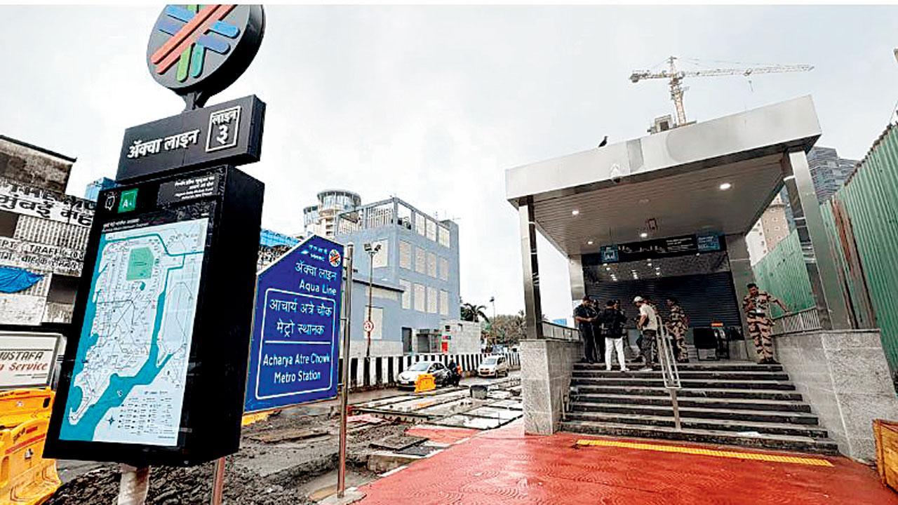 વરસાદનાં પાણી ભરાઈ જવાથી બંધ કરી દેવાયેલું મેટ્રો-૩નું આચાર્ય અત્રે ચોક સ્ટેશન ગઈ કાલથી ફરી ચાલુ કરવામાં આવ્યું હતું. 