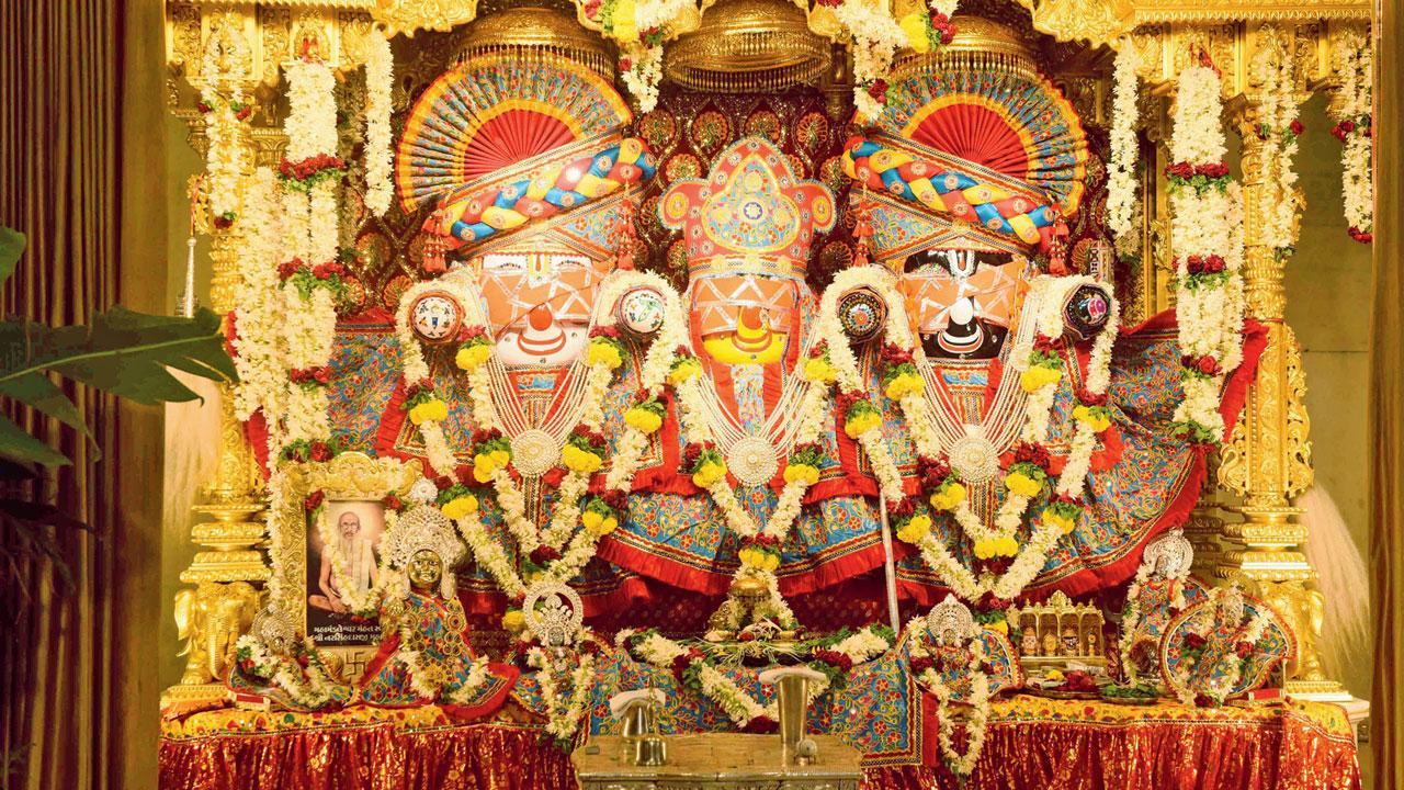 ભગવાન જગન્નાથજી, બહેન સુભદ્રાજી અને ભાઈ બળદેવજીની નેત્રોત્સવવિધિ કરવામાં આવી હતી અને તેમની આંખે પાટા બાંધ્યા હતા. 