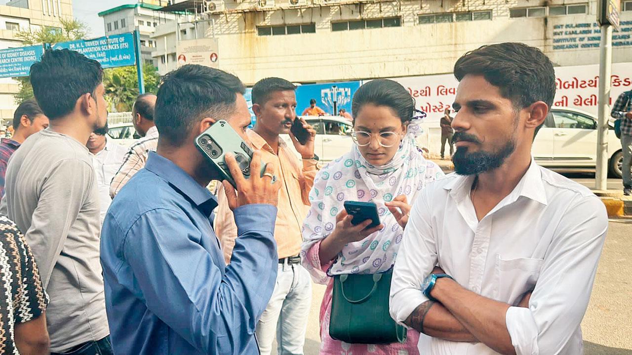  સિવિલ હૉસ્પિટલના ટ્રૉમા વૉર્ડની બહાર પરમાર પરિવારના સ્વજનો.