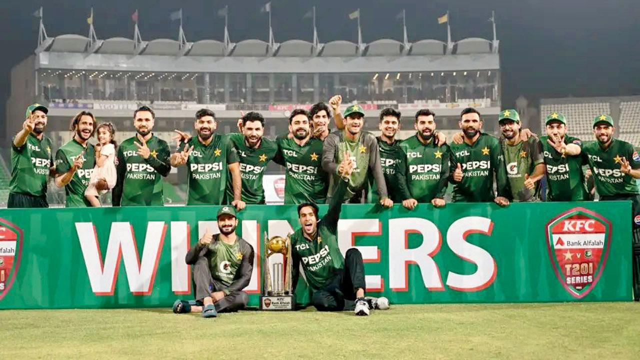 ઘરઆંગણે સાડાત્રણ વર્ષ બાદ T20 સિરીઝની ટ્રોફી ઉપાડી પાકિસ્તાને. 