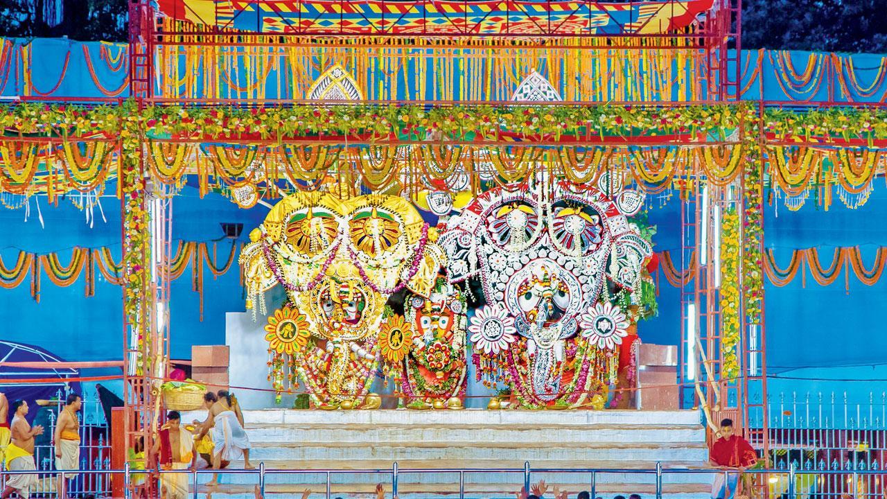 ગઈ કાલે સ્નાન પૂર્ણિમાનું પવિત્ર સ્નાન કર્યા પછી પુરીમાં ભગવાન જગન્નાથ, બાલભદ્ર અને દેવી સુભદ્રાનો ગજાનન વેશમાં શણગાર કરવામાં આવ્યો હતો.