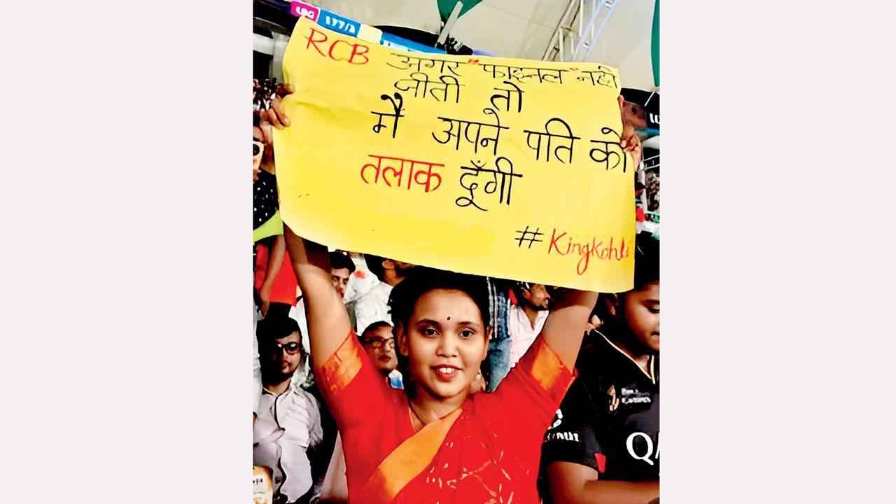 એક મહિલા-ફૅને પોસ્ટરમાં લખ્યું હતું કે ‘જો RCB ફાઇનલ નહીં જીતે તો હું મારા પતિને તલાક આપી દઈશ.’ 