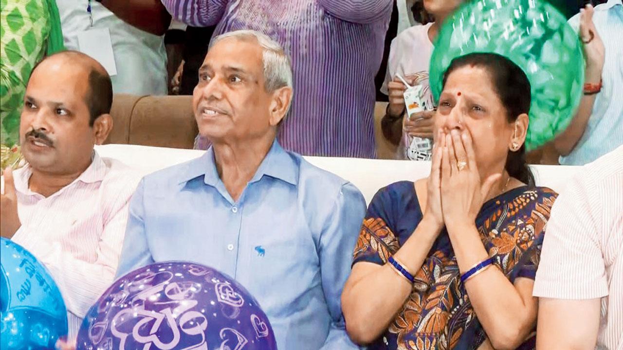 લખનઉમાં દીકરાની ઉપલબ્ધિ પર ઇમોશનલ થઈ ગયેલાં શુભાંશુ શુક્લાનાં મમ્મી-પપ્પા.