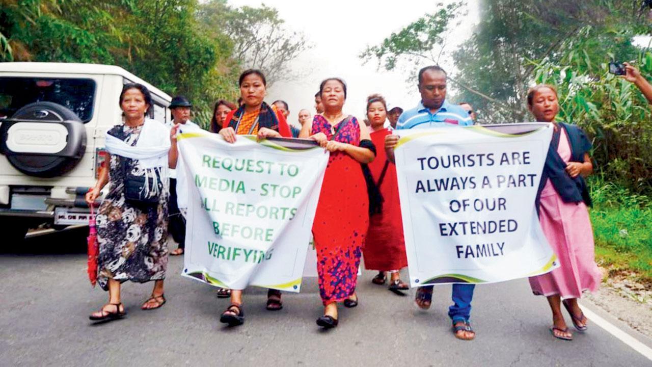 રાજા રઘુવંશીને શ્રદ્ધાંજલિ આપવા માટે યોજાયેલી કૅન્ડલ માર્ચમાં હજારો સ્થાનિક રહેવાસીઓ જોડાયા હતા