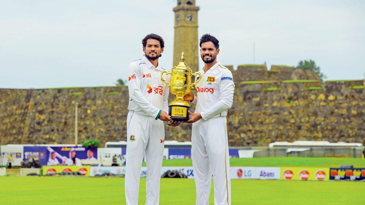 ટેસ્ટ-સિરીઝની ટ્રોફી સાથે બંગલાદેશનો કૅપ્ટન નઝમુલ હુસેન શાન્તો અને શ્રીલંકન કૅપ્ટન ધનંજય ડિસિલ્વા.