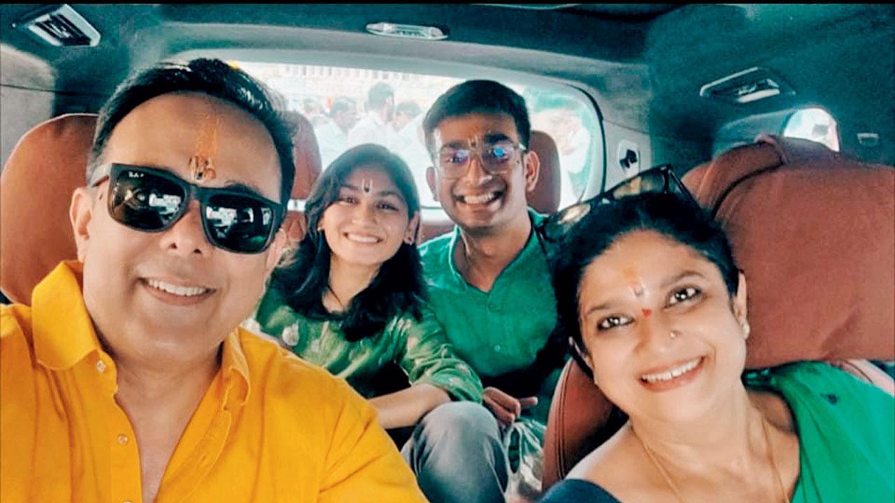 પત્ની ચિન્મયી સુર્વે અને બે બાળકો નીરદ અને દિયા સાથે સુમિત રાઘવન.
