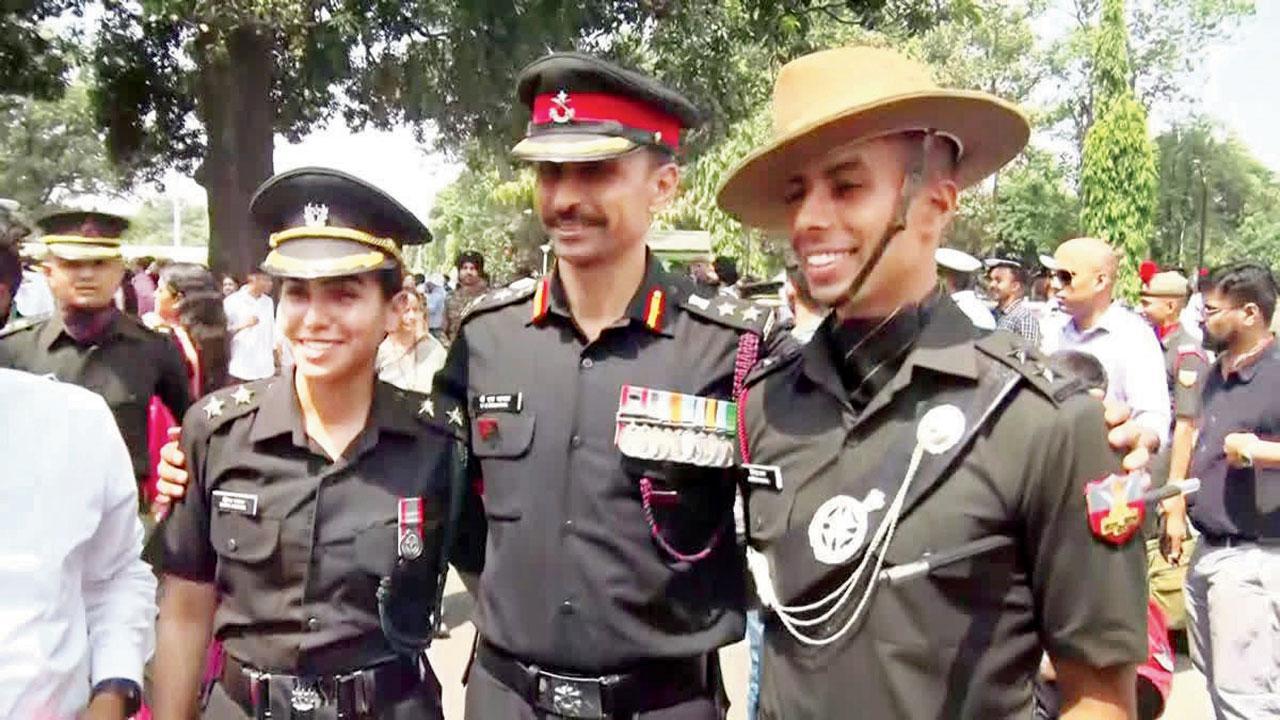 દિગ્વિજય, દિવ્યા તેમના પિતા વિક્રમ એસ. ધાયલ