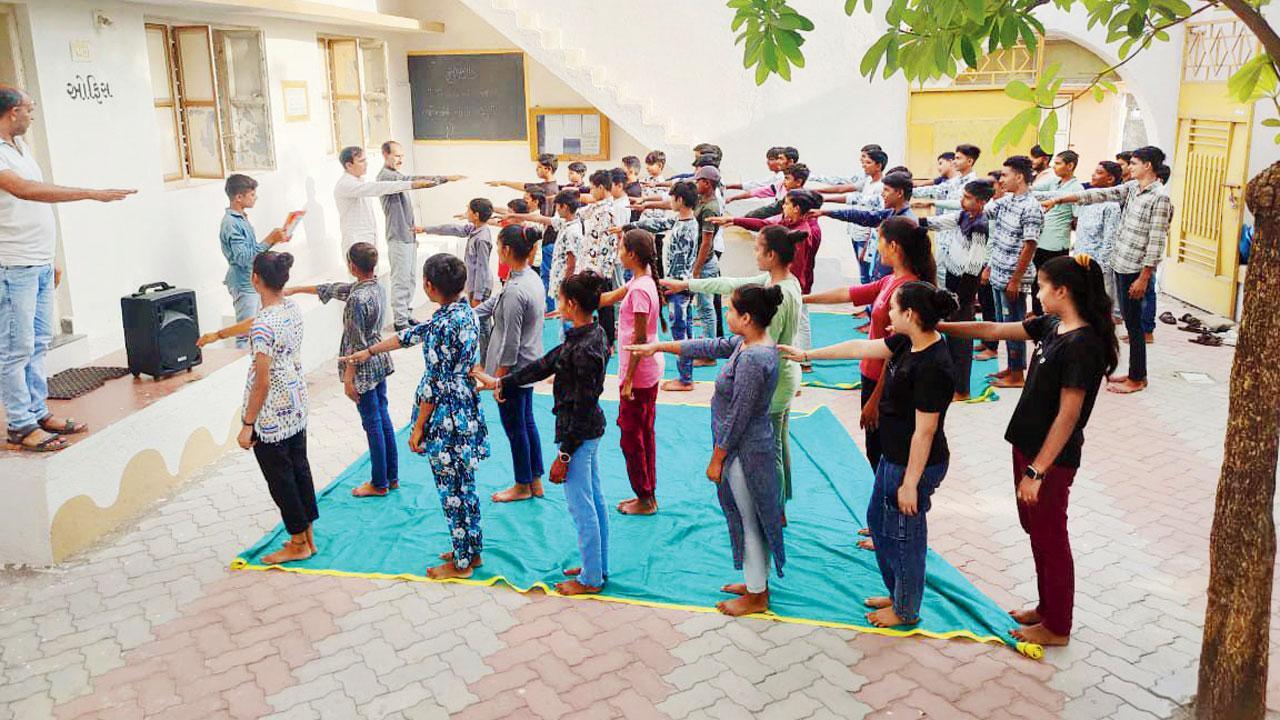 જૂનાગઢ ગ્રામ્યની એક સ્કૂલના શિક્ષકો અને વિદ્યાર્થીઓ મતદાન જાગૃતિ ફેલાવવા પ્રતિજ્ઞા લઈ રહ્યા છે.