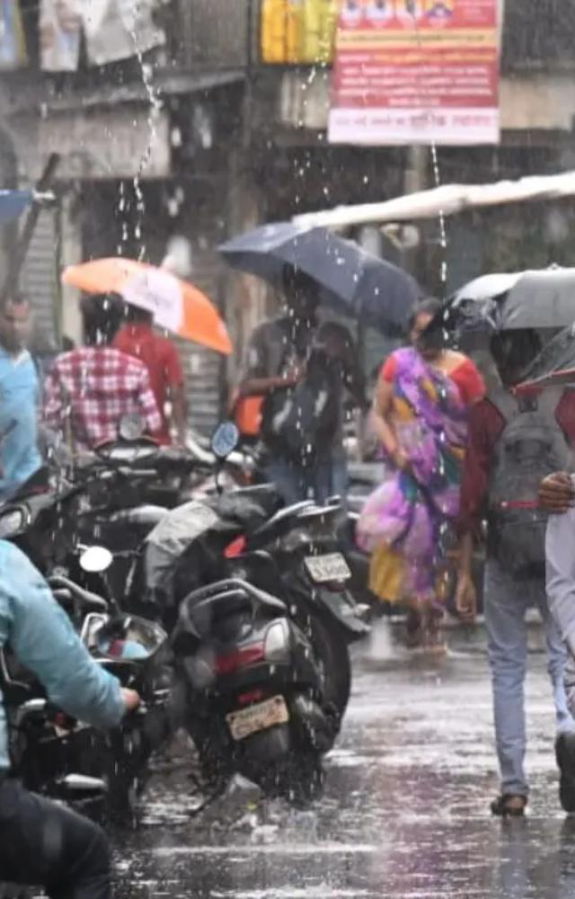 મુંબઈમાં અચાનક વરસાદ શરૂ થયો
