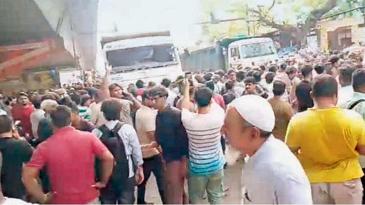 ઘટનાને પગલે ઉશ્કેરાયેલા લોકોએ રસ્તો જૅમ કરી દીધો હતો