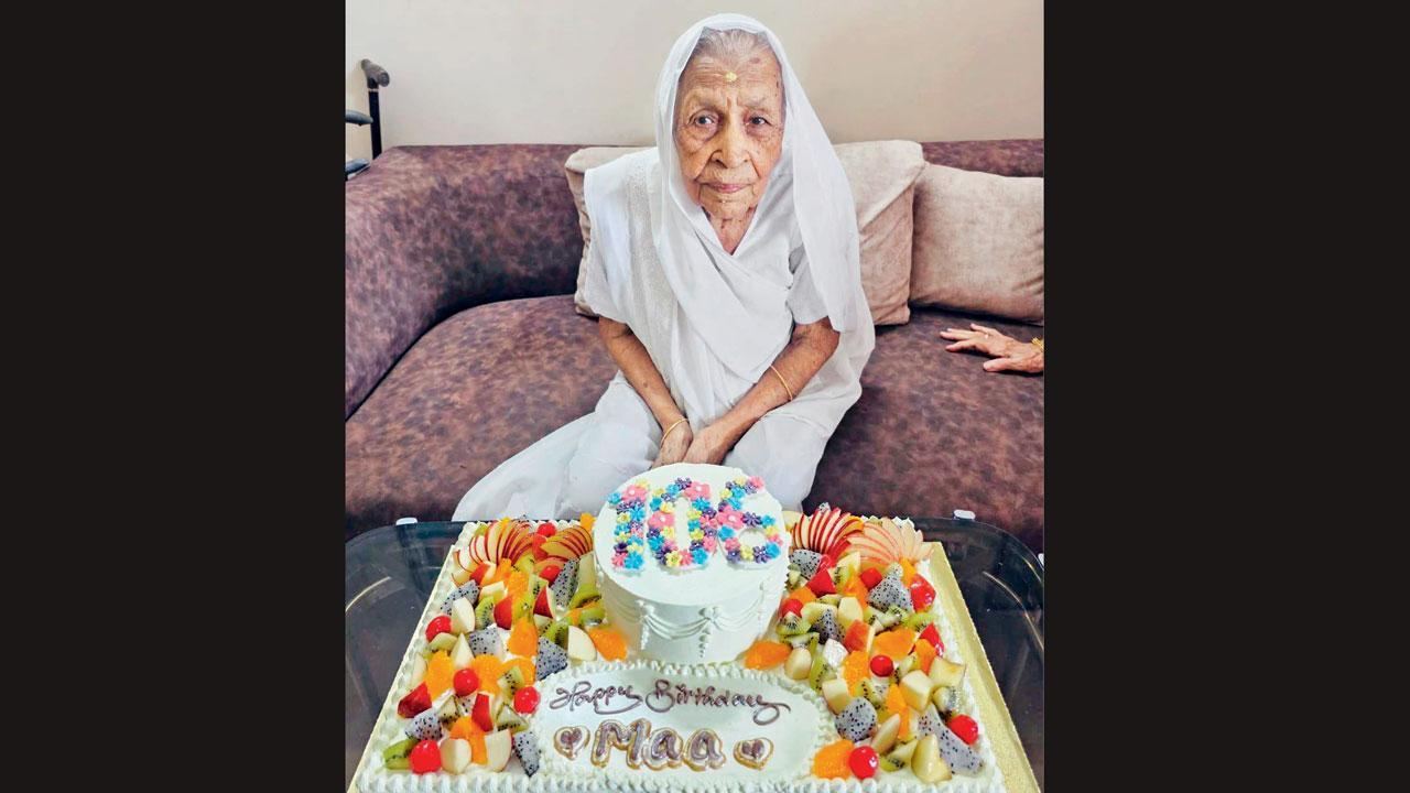 ગયા અઠવાડિયે ત્રીજી જુને આસબાઈ લીલાધર દેઢિયાએ ૧૦૬મા વર્ષમાં પ્રવેશ કર્યો એ સમયની તસવીર.