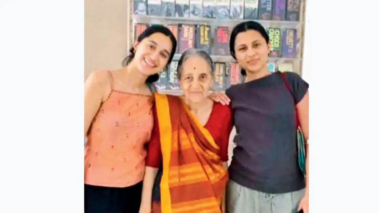 નાની ઇલાબા સાથે હીર અને  ધીર.