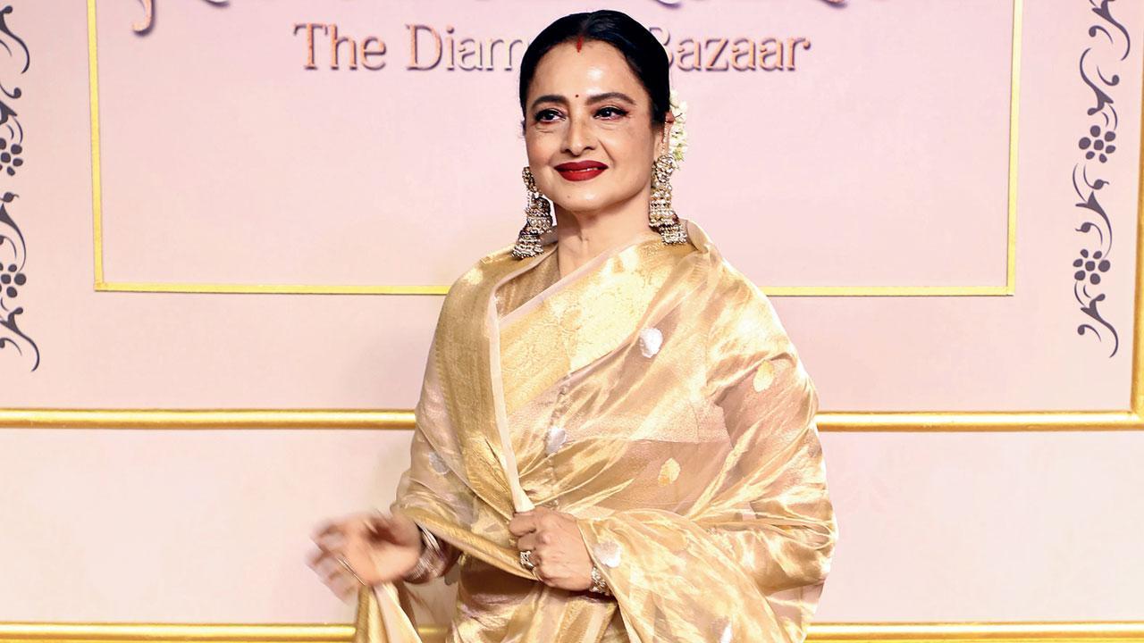 સેંથામાં સિંદૂર અને ગળામાં મંગળસૂત્ર