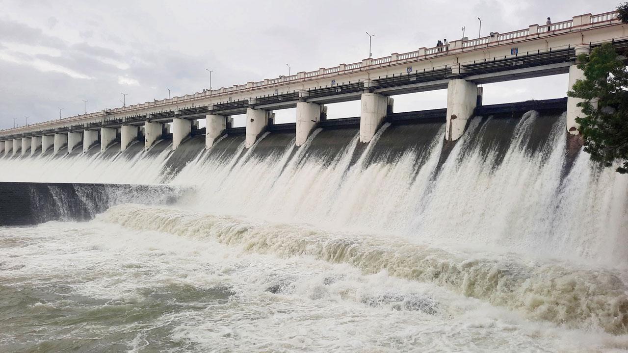 ભાવનગર જિલ્લાનો શેત્રુંજી ડૅમ છલકાયો હતો.
