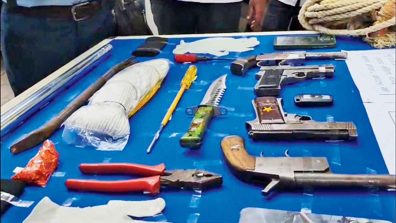 લૂંટારાઓ પાસેથી મળી આવેલાં હથિયારો.