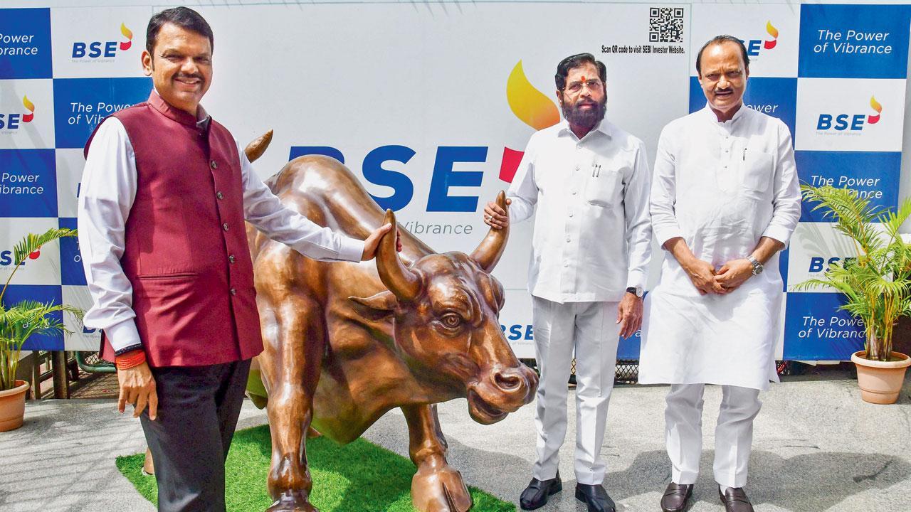 રાજ્યના મુખ્ય પ્રધાન દેવેન્દ્ર ફડણવીસ અને બન્ને નાયબ મુખ્ય પ્રધાન એકનાથ શિંદે અને અજિત પવાર બન્ને આ પ્રસંગે તેમની સાથે હતા