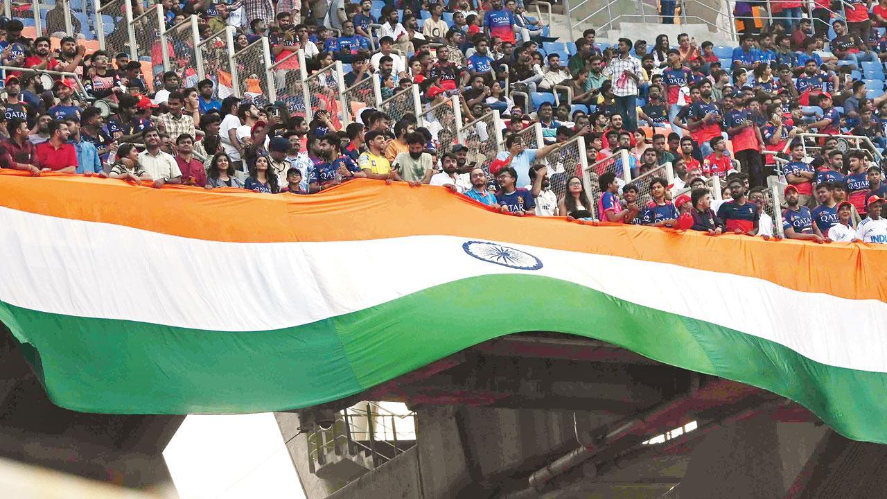 નરેન્દ્ર મોદી સ્ટેડિયમમાં વિશાળ તિરંગા સાથે દર્શકો આવ્યા હતા અને જ્યાં જુઓ ત્યાં તિરંગો લહેરાતો જોવા મળતો હતો.