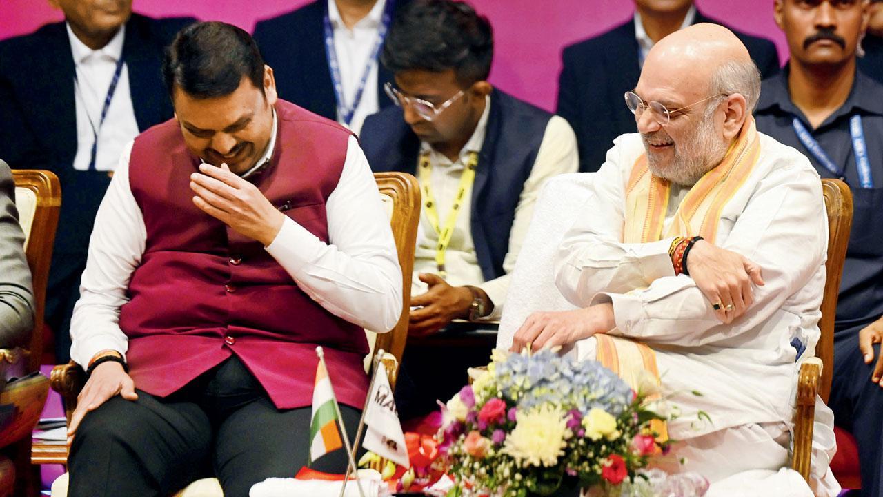 ગઈ કાલે મુંબઈમાં કેન્દ્રીય ગૃહપ્રધાન અમિત શાહ અને મહારાષ્ટ્રના મુખ્ય પ્રધાન દેવેન્દ્ર ફડણવીસ કોઈક વાતે હસતા જોવા મળ્યા હતા (તસવીર : આશિષ રાજે)