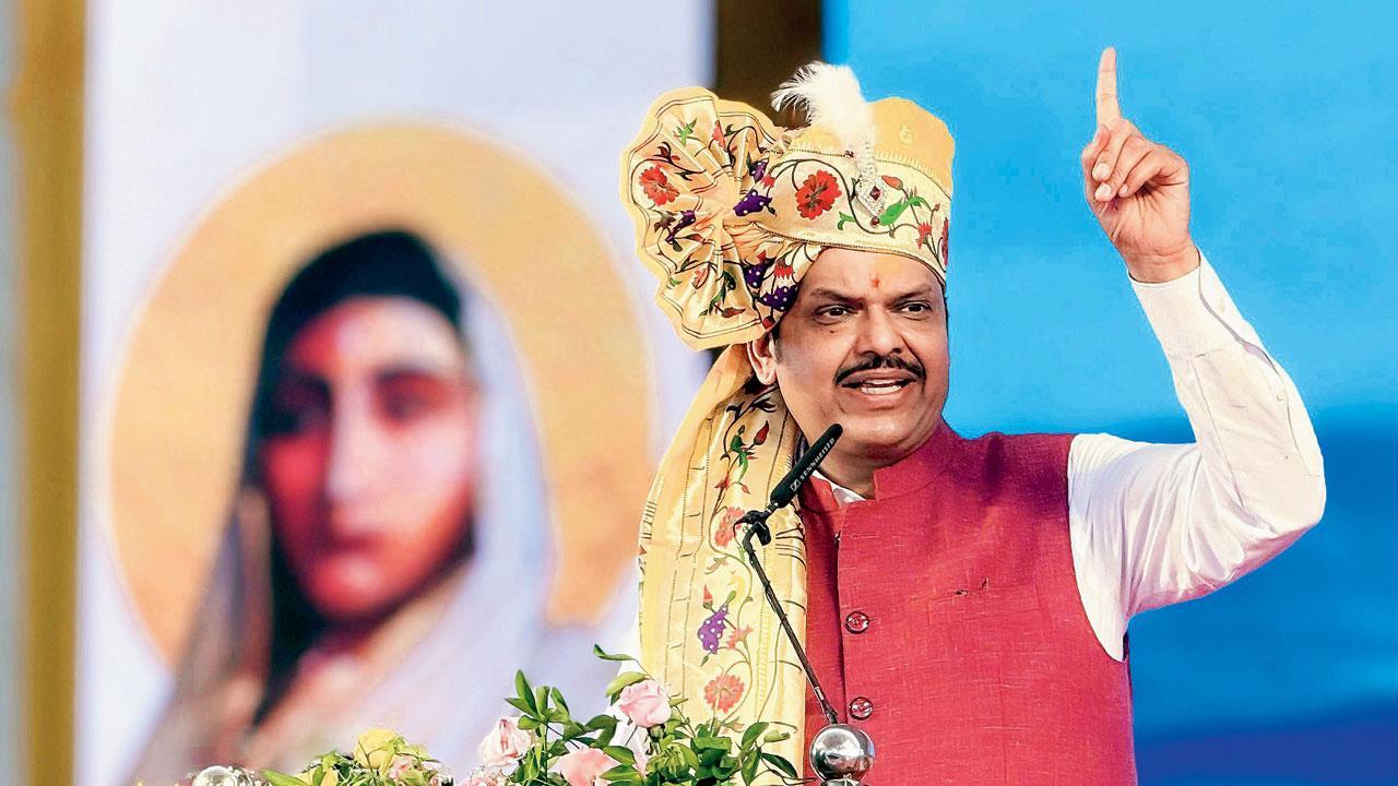 અહિલ્યાનગરના ચૌંડીમાં આયોજિત કાર્યક્રમમાં મુખ્ય પ્રધાન દેવેન્દ્ર ફડણવીસ. 