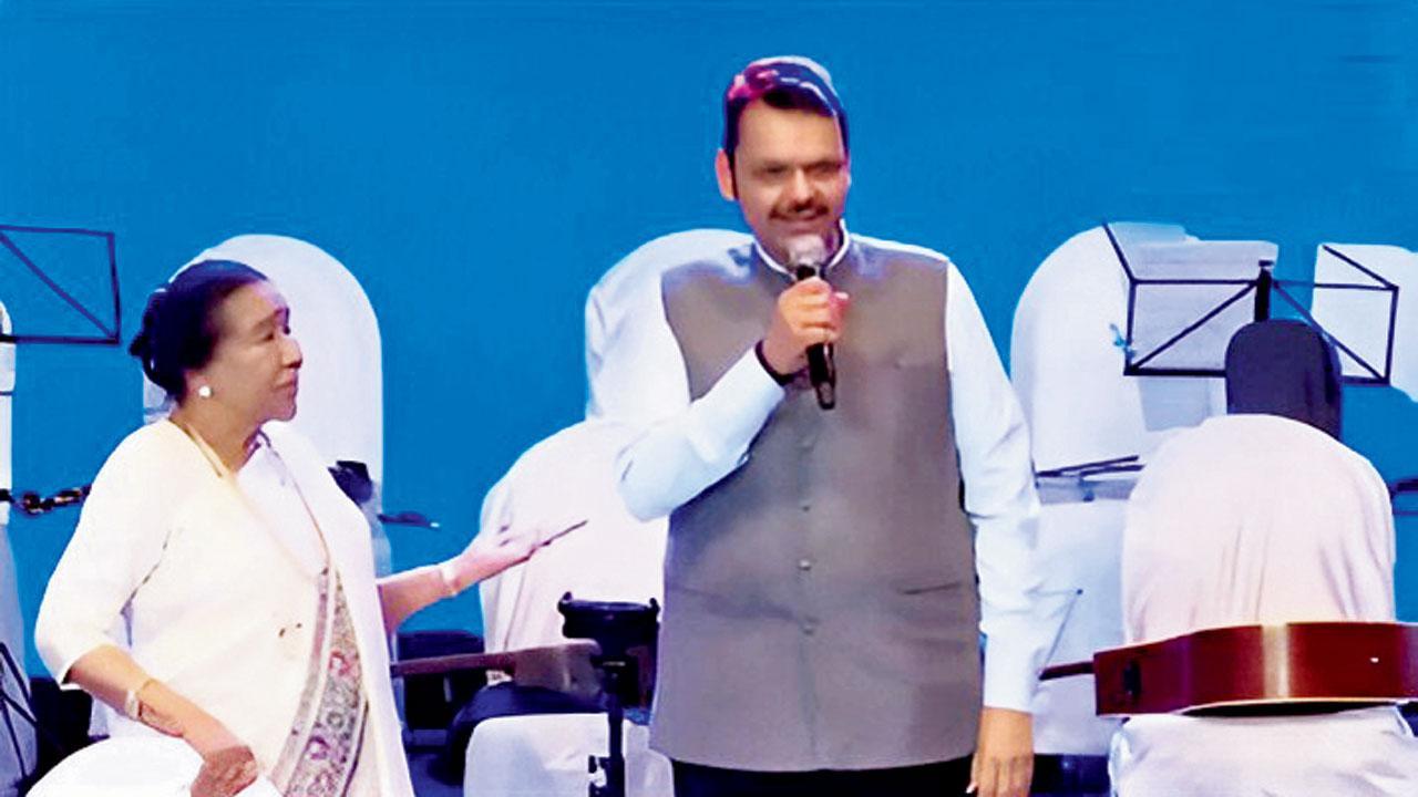ગઈ કાલે યશવંતરાવ ચવાણ ઑડિટોરિયમમાં ગીત ગાતા દેવેન્દ્ર ફડણવીસ.