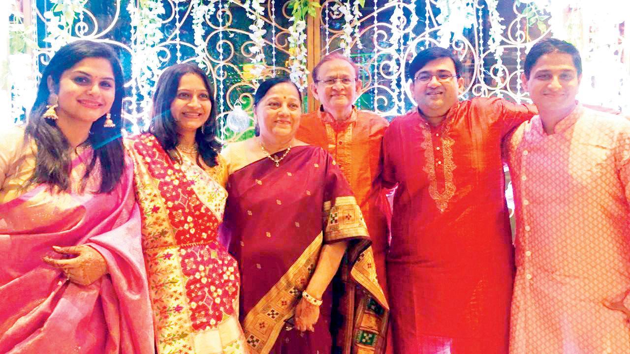 હર્ષા લાધાણી તેમના પતિ, દીકરા, વહુ, દીકરી અને જમાઈ સાથે