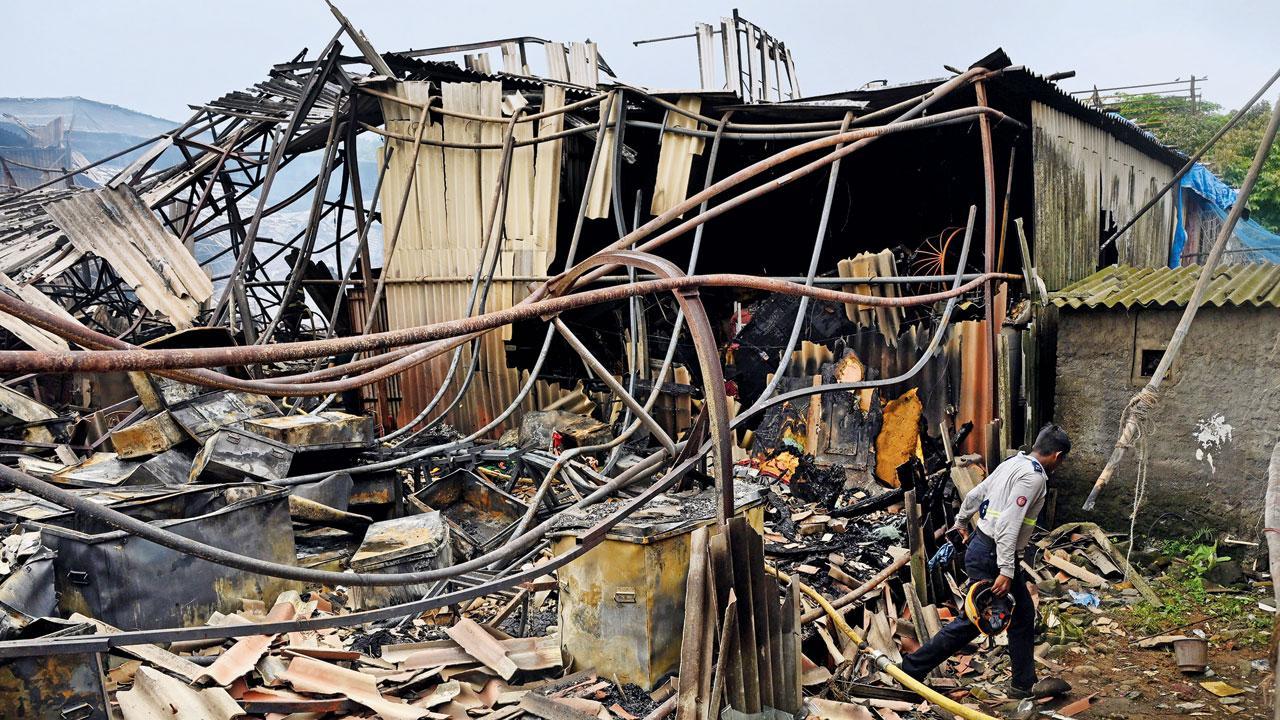 ગઈ કાલે લાગેલી આગમાં બળીને ખાખ થઈ ગયેલો ‘અનુપમા’નો સેટ. તસવીરઃ સતેજ શિંદે