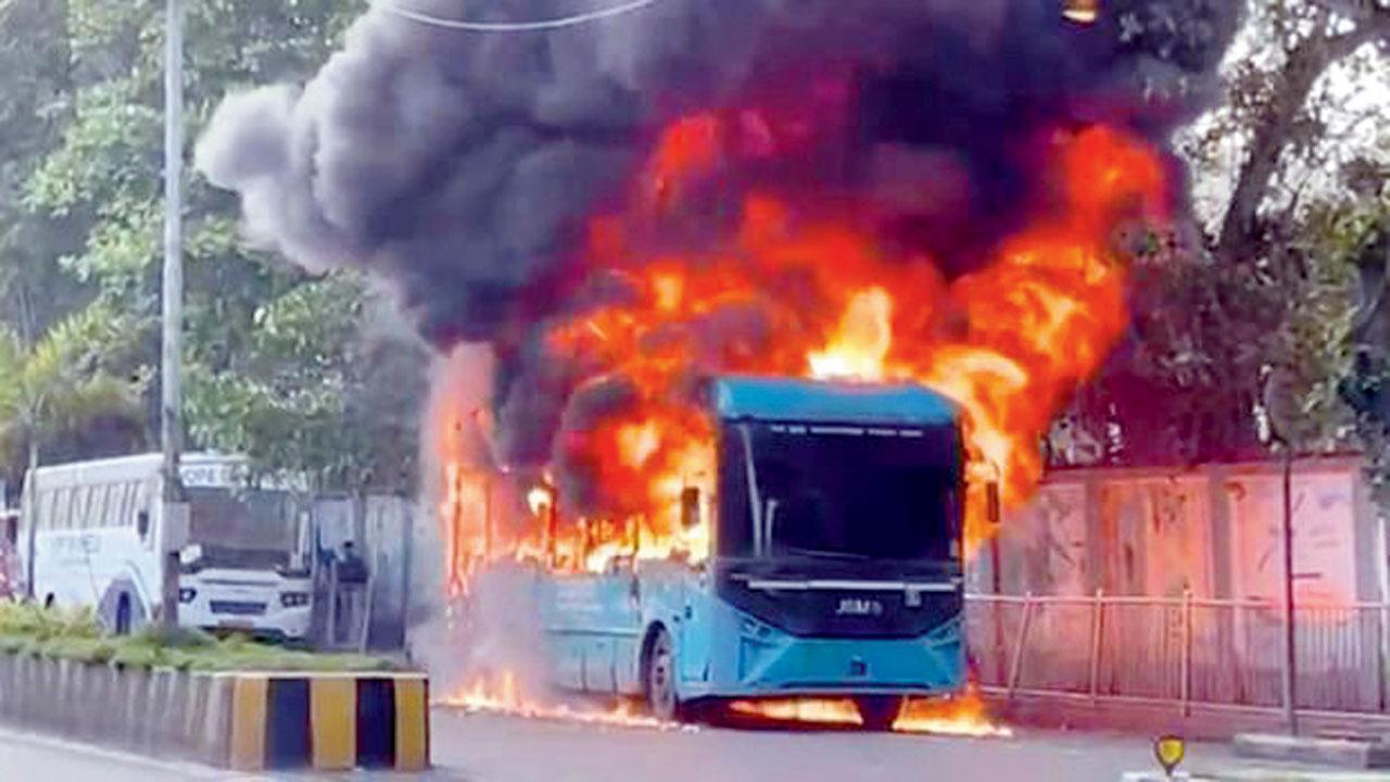 અંધેરીમાં બસ સળગી ગઈ
