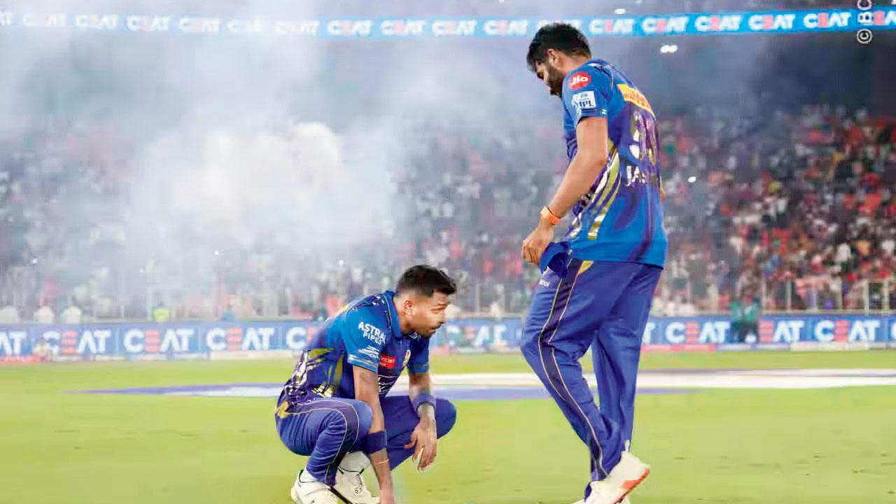 પંજાબ સામે હારતાં જ મેદાન પર નારાજ થઈને બેસી ગયો મુંબઈનો કૅપ્ટન હાર્દિક પંડ્યા.