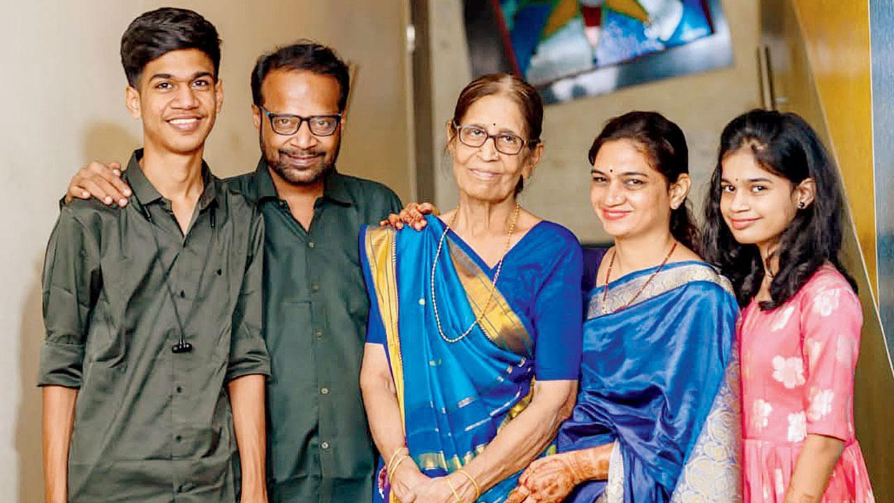 પુત્ર, પતિ, સાસુ અને દીકરી સાથે હિના બહેન