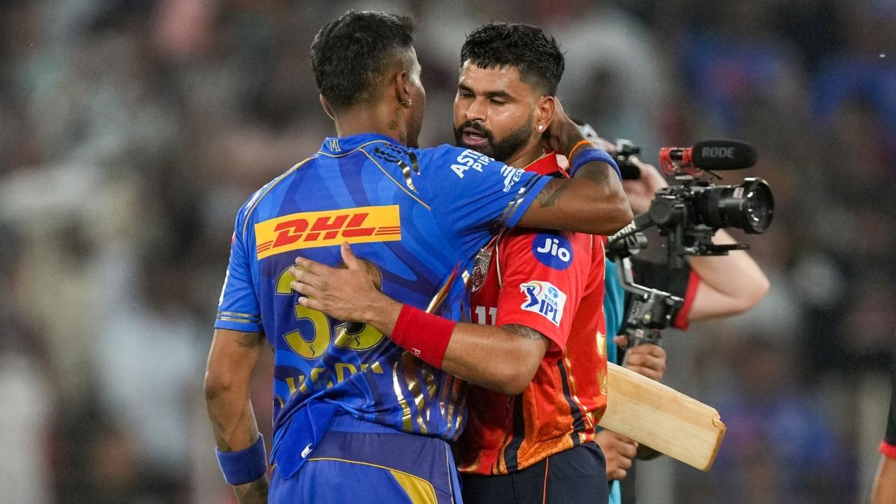 પંજાબ કિંગ્સની જીત બાદ કૅપ્ટન શ્રેયસ અય્યરને અભિનંદન આપી રહેલો મુંબઈ ઈન્ડિયન્સનો કૅપ્ટન હાર્દિક પંડ્યા (તસવીર સૌજન્યઃ પીટીઆઇ)