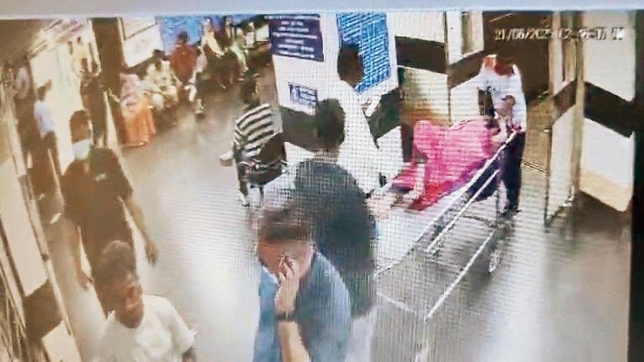 કાંદિવલીની શતાબ્દી હૉસ્પિટલના CCTV કૅમેરાના ફુટેજમાં મધરાત પછી ૨.૨૩ વાગ્યે દેખાતાં વૃદ્ધ મહિલા યશોદા.